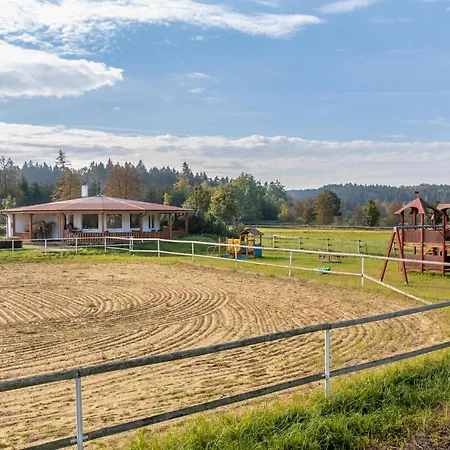 Feriegård Farma Slunecny Dvur A Family Stany Strecha Pod Strechou Hermanuv Mestec
